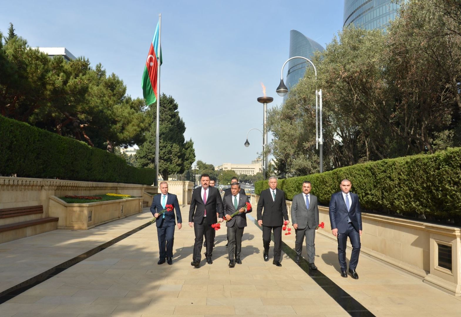 Iraqi delegation visits Alley of Honor to pay tribute to National Leader [PHOTOS]
