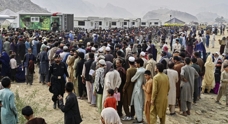 Pakistan deports Afghans in masses