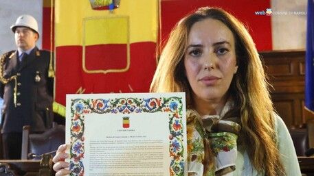 Naples gives Assange honorary citizenship
