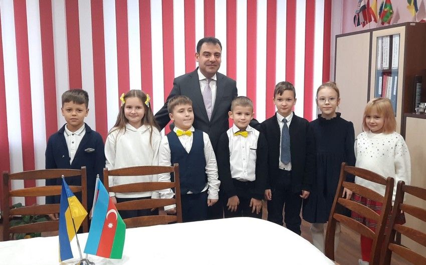 Azerbaijani ambassador gifts Azerbaijani language textbooks to Ukrainian lyceum
