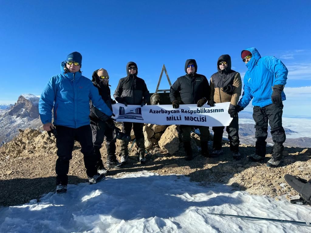 Members of Azerbaijani parliament, employees of parliamentary staff make rally to Heydar Peak [PHOTOS\VIDEP