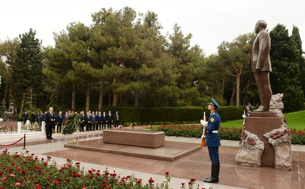 Iraqi President visits grave of National Leader and Alley of Martyrs