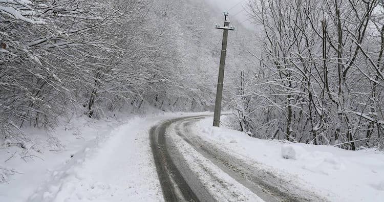 Heavy snowfall leads to traffic restrictions across Georgia