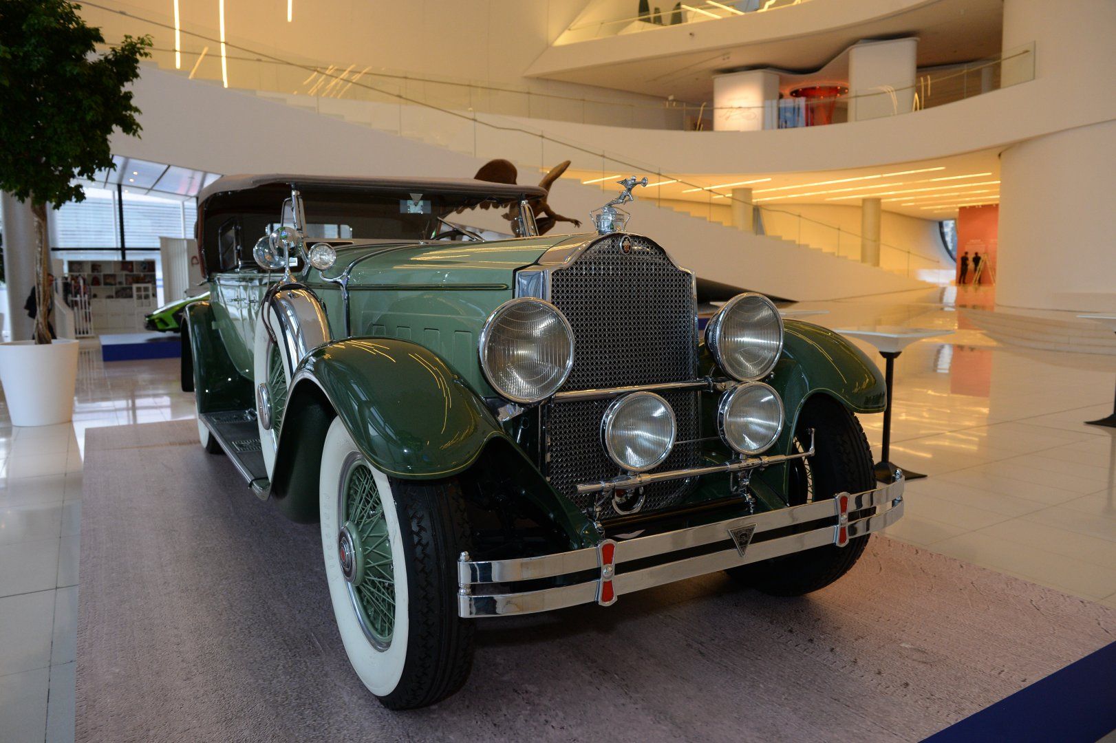 Classic and sports cars on display at Heydar Aliyev Center [PHOTOS] - Gallery Image
