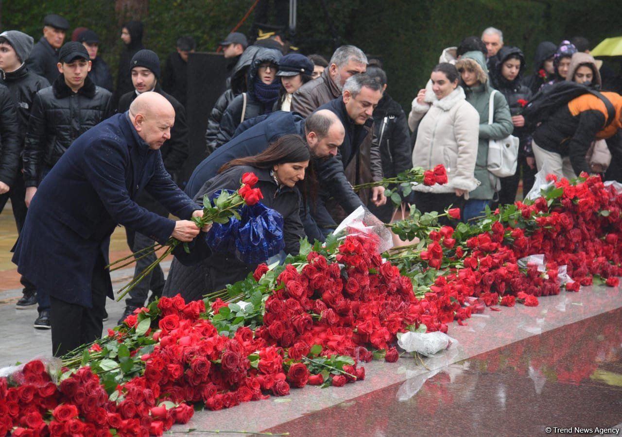 Azerbaijani people pay tribute  National Leader Heydar Aliyev [PHOTOS]