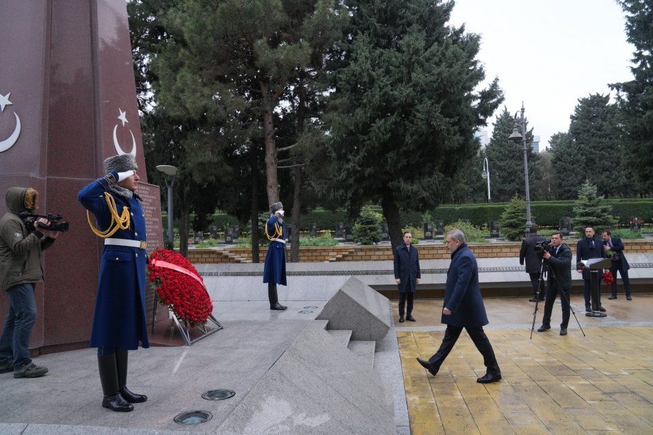 Turkish FM pays tribute to National Leader Heydar Aliyev and Martyrs [PHOTOS]
