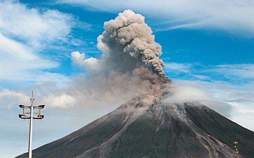 Ebeko volcano in the Kuril Islands spews ash to a height of 2.8 km