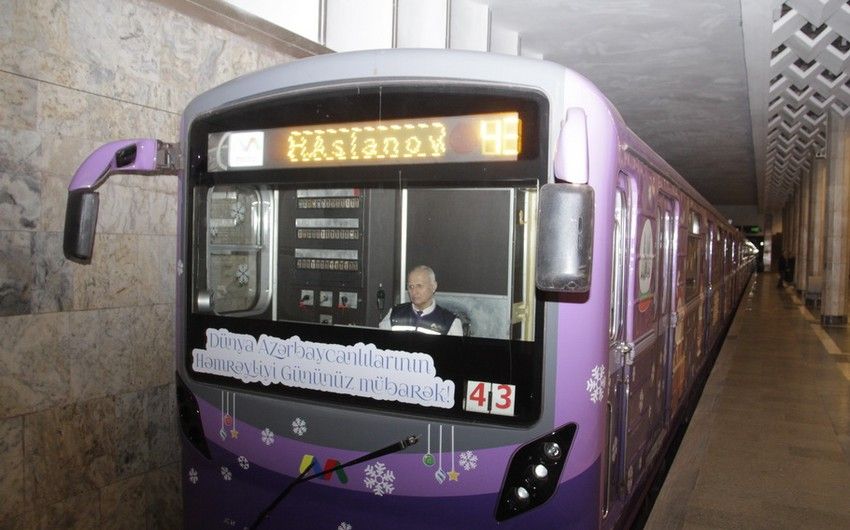 Baku Metro decorates trains for arrival of New Year [PHOTOS]