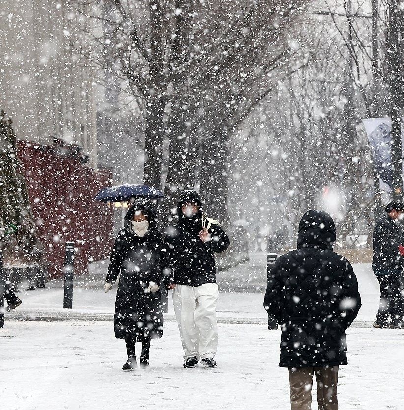 Seoul sees heaviest December snowfall in over 40 years; more snow expected over weekend