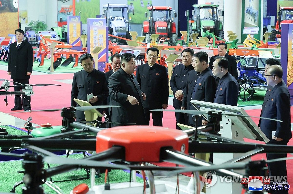 N. Korean leader attends farm machinery exhibition