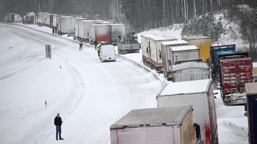Swedish snow chaos leaves 1,000 vehicles trapped on main road