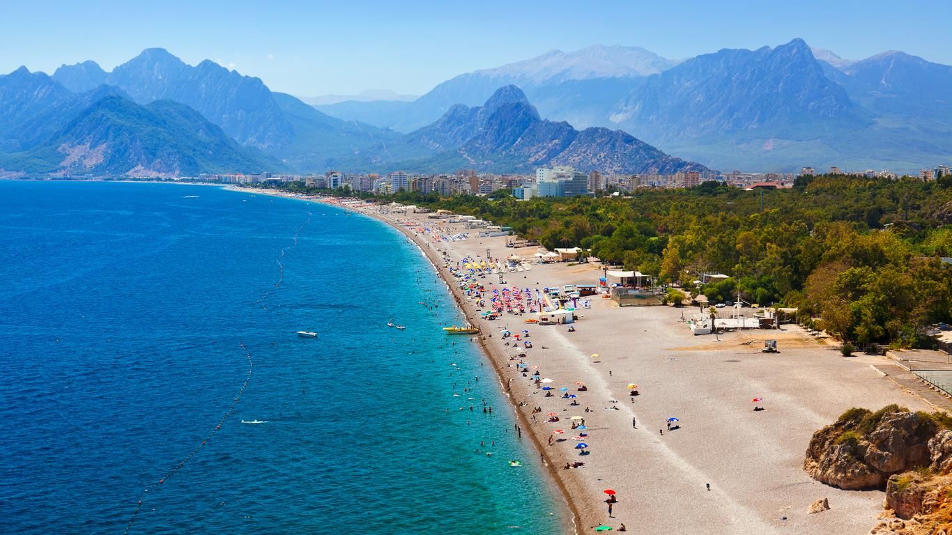 Azerbaijani citizens establish 42 companies last year in Antalya