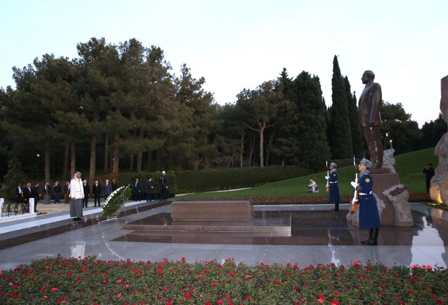 President of United Arab Emirates visits tomb of Great Leader Heydar Aliyev