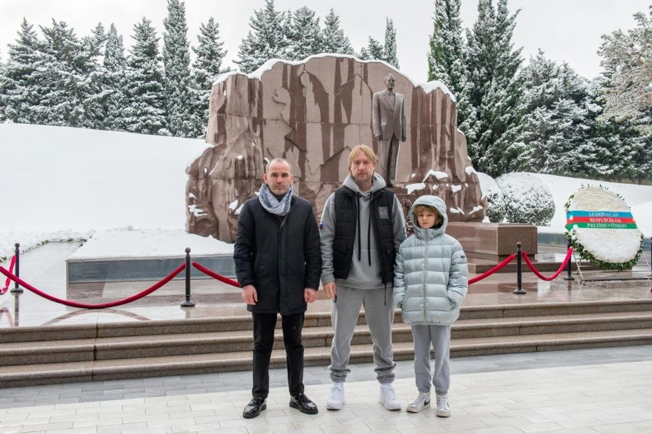 Four-time Olympic medalist visits Alley of Honor in Baku [PHOTOS]
