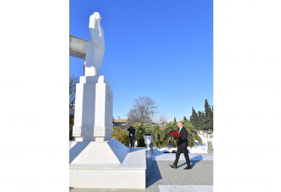 President Ilham Aliyev visits statue of National Leader Heydar Aliyev in the city of Lankaran [PHOTOS]