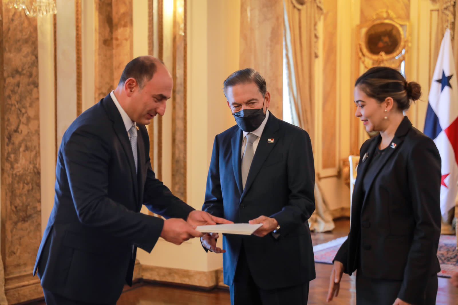 Azerbaijani ambassador presents his credentials to President of Panama