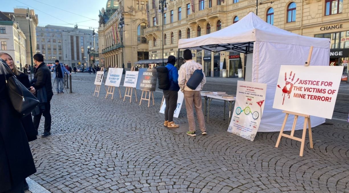 Azerbaijanis in Czech Republic protest against Armenian mine terror [PHOTOS]