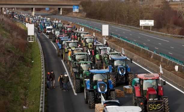 Striking French farmers spread across Europe