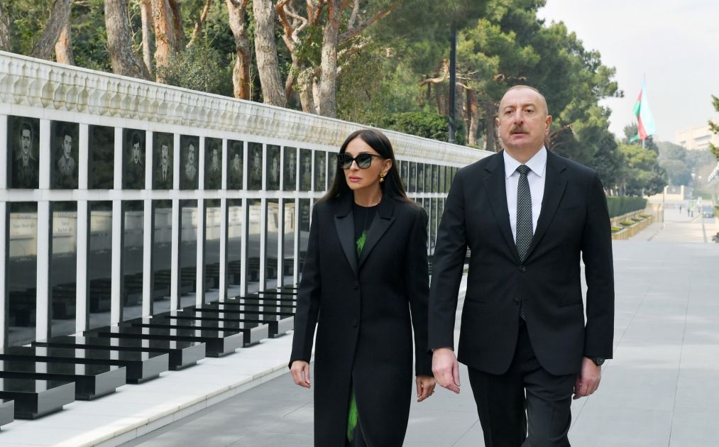 President Ilham Aliyev pays tribute to Azerbaijani martyrs [PHOTO/VIDEO]