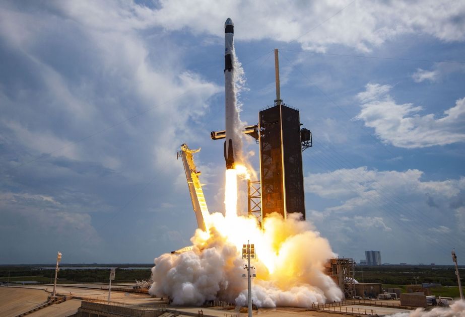 SpaceX launches 22 more Internet satellites into orbit