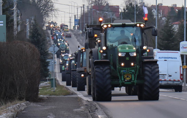 Czech farmers on tractors travel to Prague to protest