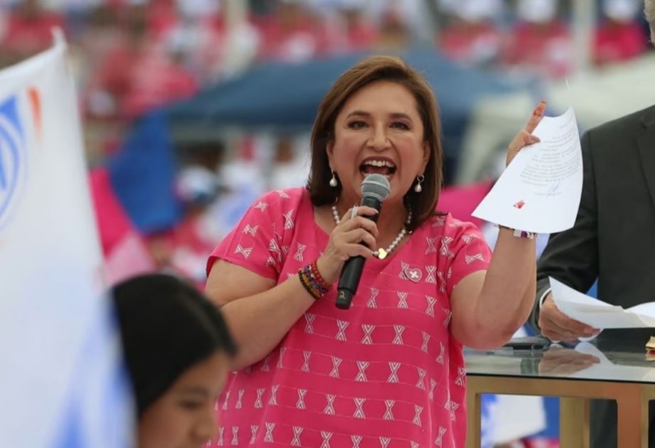 Mexican presidential candidate Xóchitl Gálvez makes a blood pact in the middle of the campaign