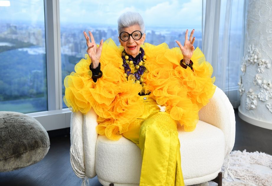 Iris Apfel: US fashion designer dies aged 102