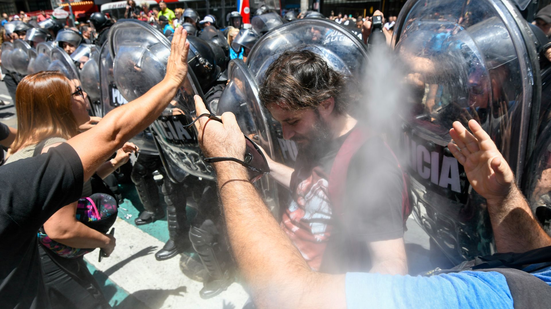 Tear gas uses as anti-government protesters face off in Argentina