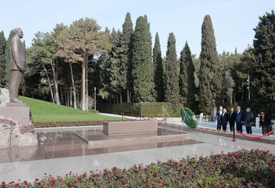 Participants of TURKPA meeting pay respect to National Leader Heydar Aliyev