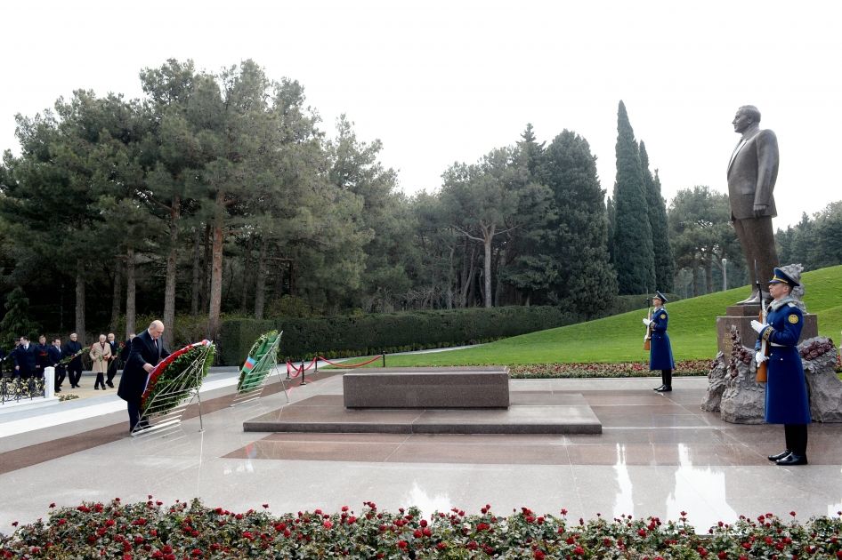 Russian PM visits grave of National Leader Heydar Aliyev