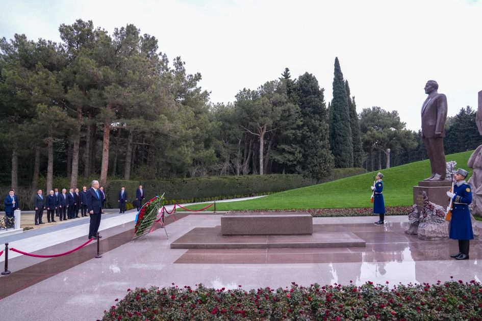 Kazakhstan's President visits grave of National Leader Heydar Aliyev [PHOTOS]