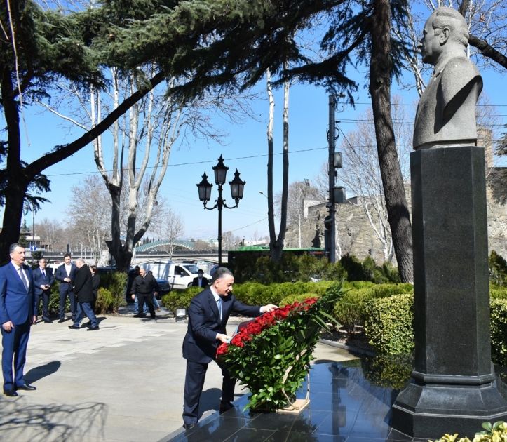 Ramil Usubov visits monument to Great Leader Heydar Aliyev in Tbilisi