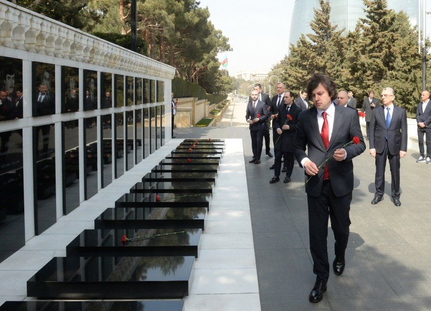 Georgian PM visits Alley of Martyrs in Baku [PHOTOS]