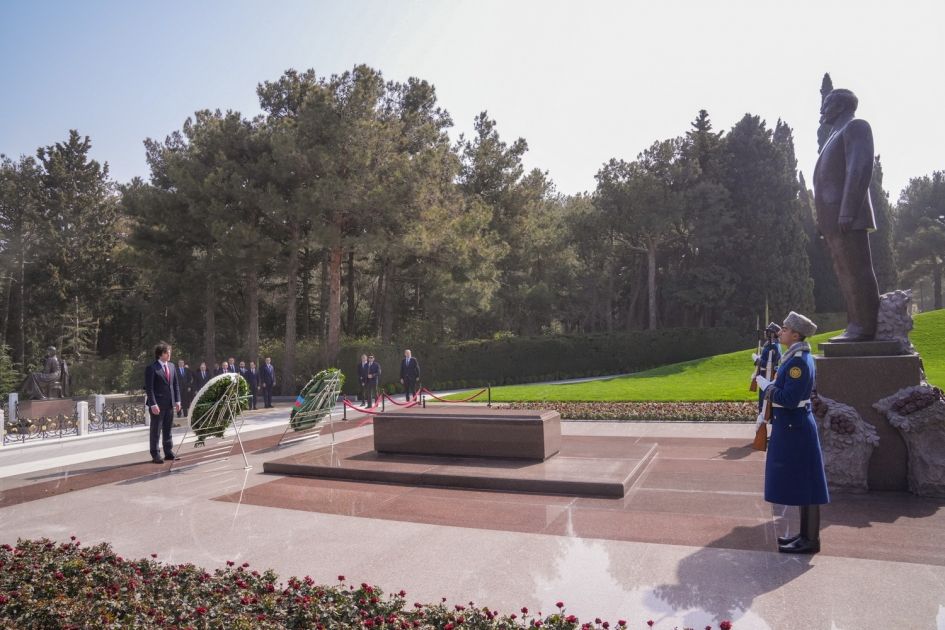 Georgian PM visits grave of Great Leader Heydar Aliyev [PHOTOS]
