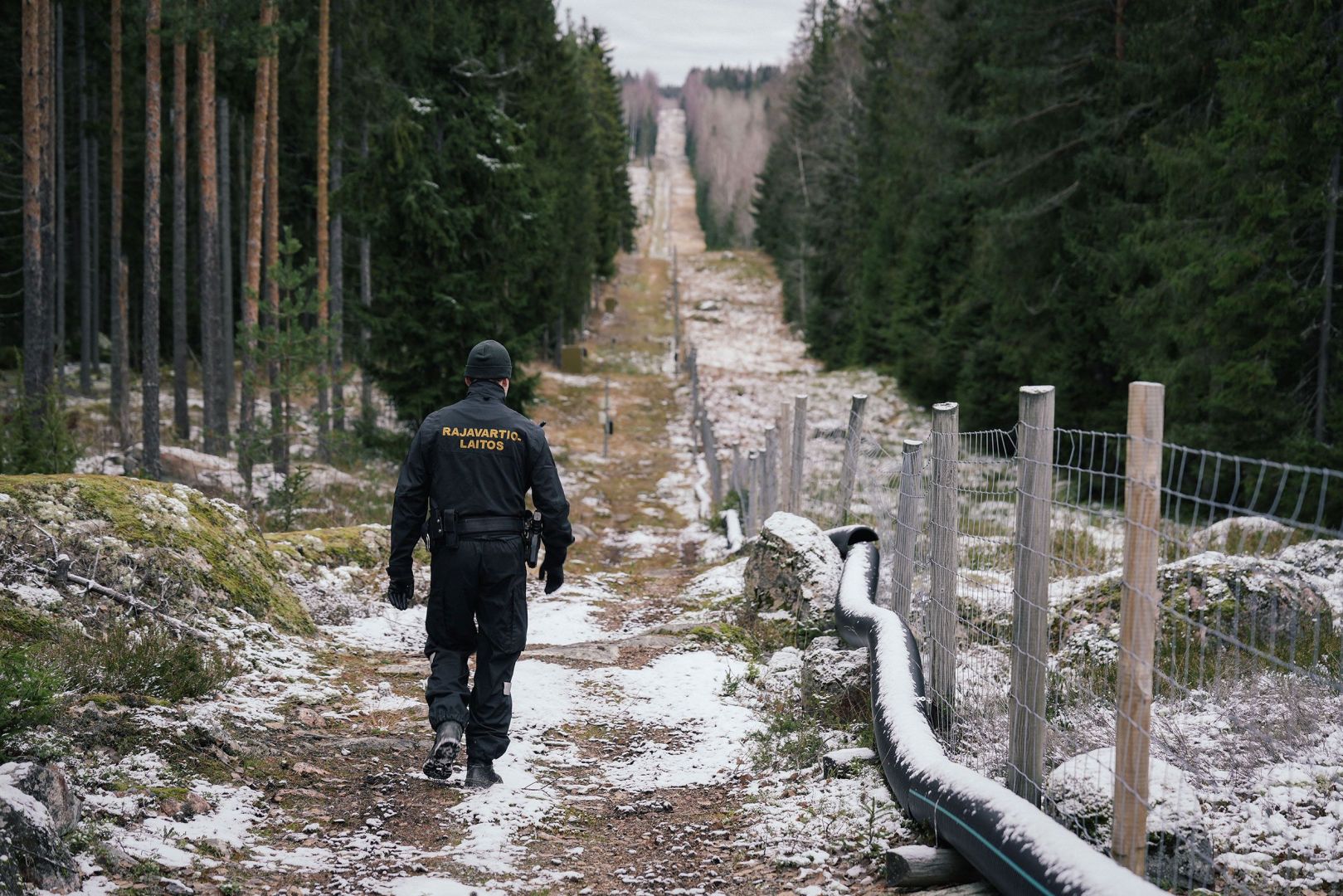 Finnish authorities speed up construction of fence on border with Russia