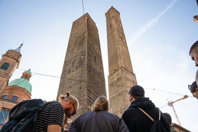 Bologna's leaning tower to be secured with Pisa scaffolding