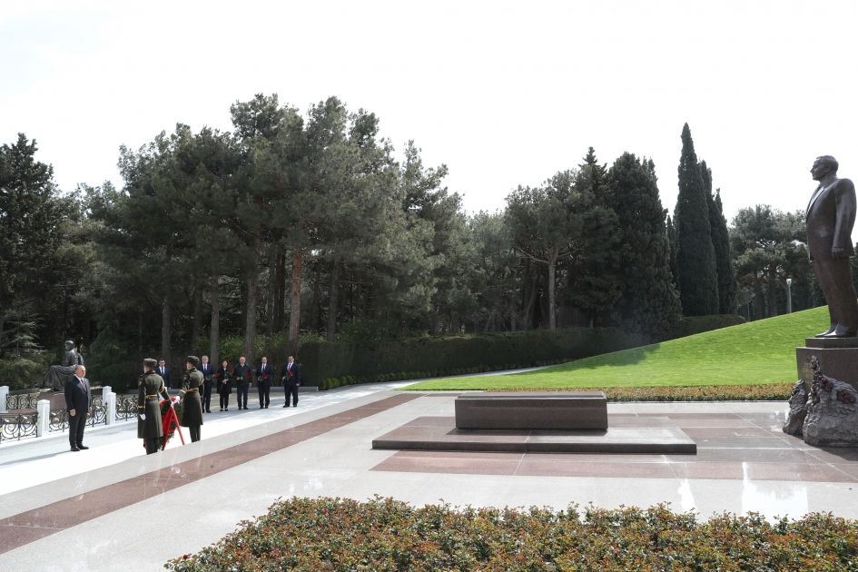 Mevlud Çavuşoğlu pays tribute to National Leader Heydar Aliyev and Azerbaijani martyrs [PHOTOS]