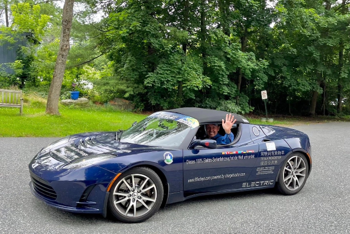 World traveller arrives in Azerbaijan by electric car