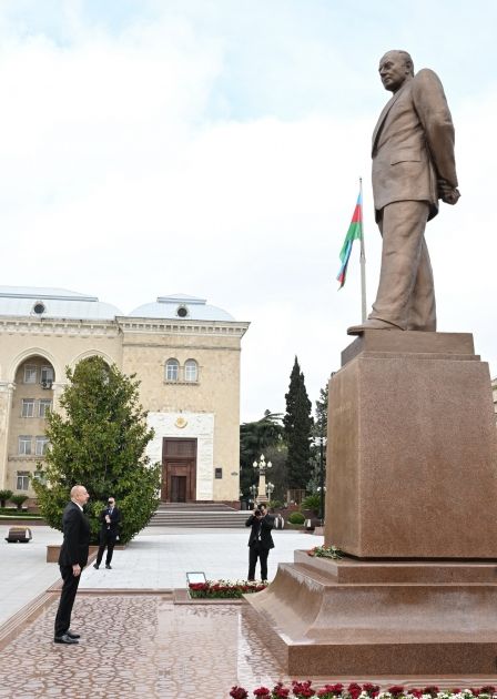 President Ilham Aliyev visits statue of National Leader Heydar Aliyev in Ganja [PHOTOS]