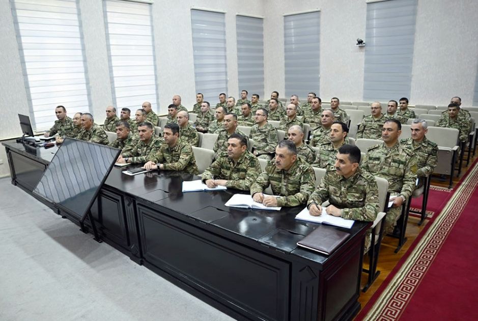 Azerbaijani Defense Minister meets with leadership of Land Forces