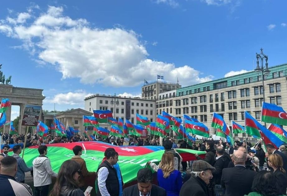 Members of the Azerbaijani diaspora in Germany warmly welcome President Ilham Aliyev