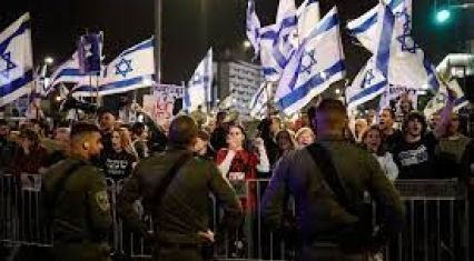 Protesters in Tel Aviv demand release of Gaza hostages, early elections