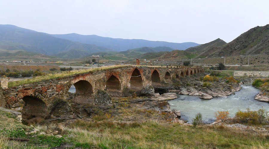 Norwegian travelers explore Azerbaijan's Khudafarin Bridge