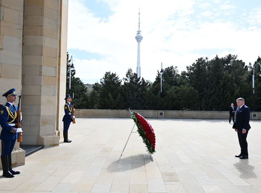 Slovakian Prime Minister pays visit Alley of Martyrs [PHOTOS]