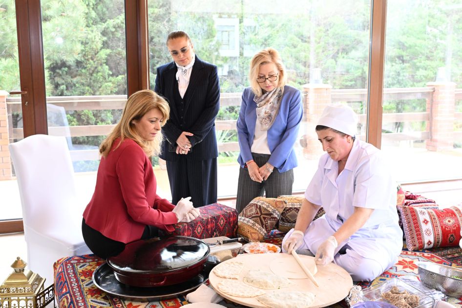 Bulgarian First Lady acquainted with food samples of Azerbaijani national cuisine [PHOTOS]