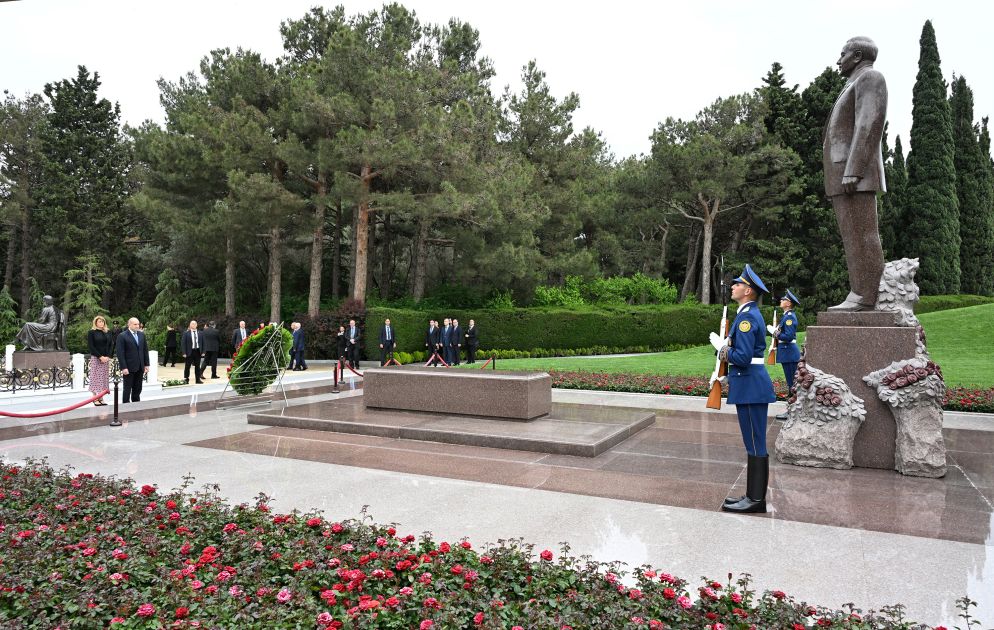 Bulgarian President visits grave of National Leader Heydar Aliyev in Alley of Honors [PHOTOS]