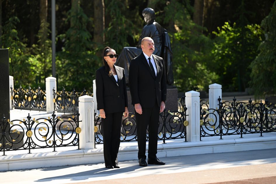 President Ilham Aliyev and First Lady Mehriban Aliyeva visit tomb of National Leader Heydar Aliyev in Alley of Honors [PHOTOS/VIDEO]