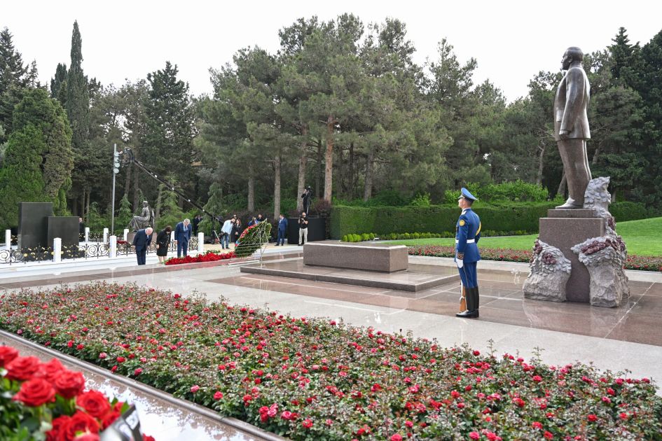Azerbaijan's state and government officials pay respect to National Leader Heydar Aliyev [PHOTOS]