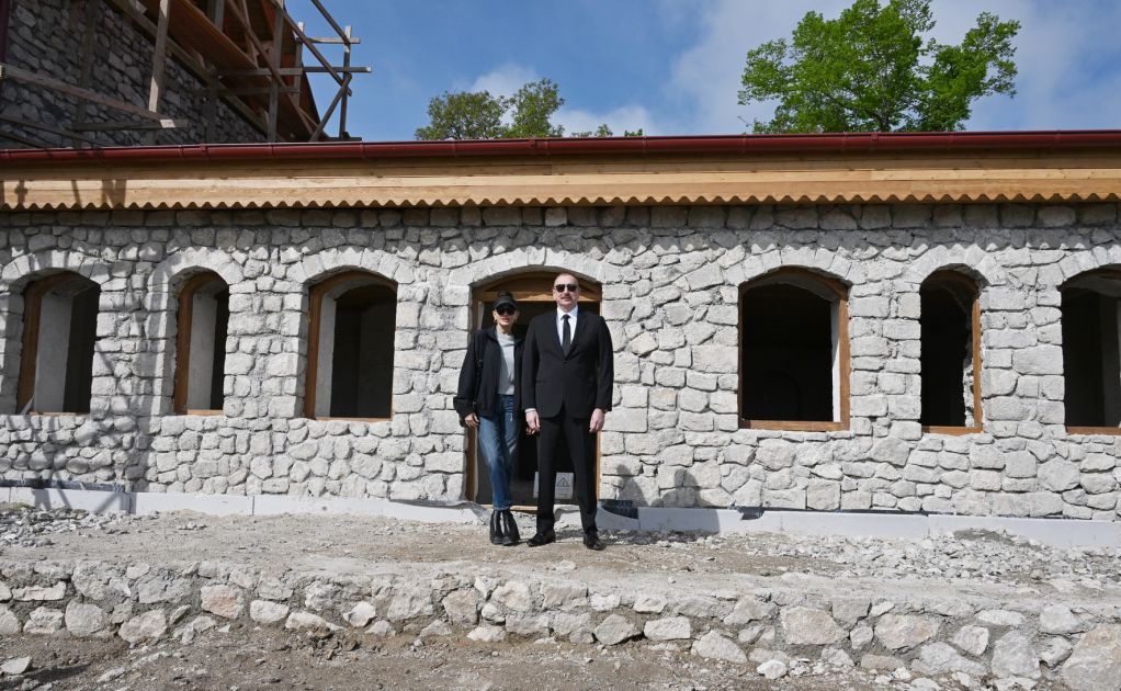 Prezident İlham Əliyev və birinci xanım Mehriban Əliyeva Üzeyir Hacıbəylinin Ev Muzeyində aparılan bərpa işlərinə baxıblar [FOTO]