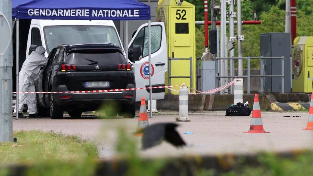 Prisoner escapes in France after two officers shot dead